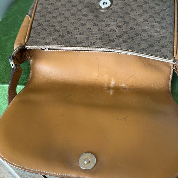 Authentic Gucci Leather Crossbody/Shoulder Bag. - Picture 8 of 14